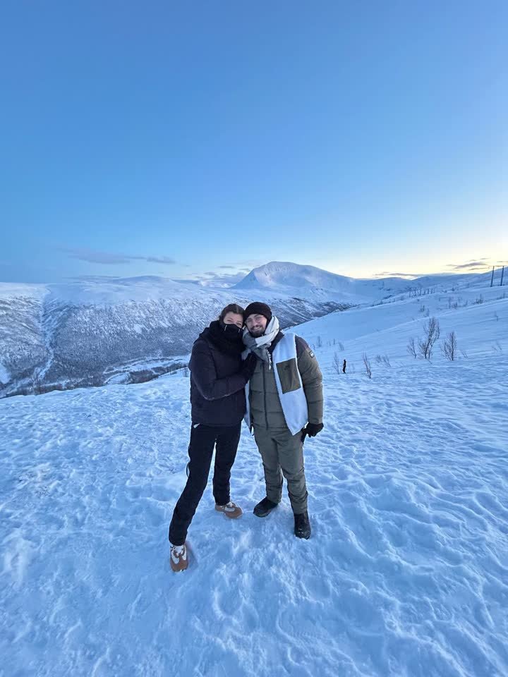 Dorah et Oscar emmitouflés sur une montagne enneigée