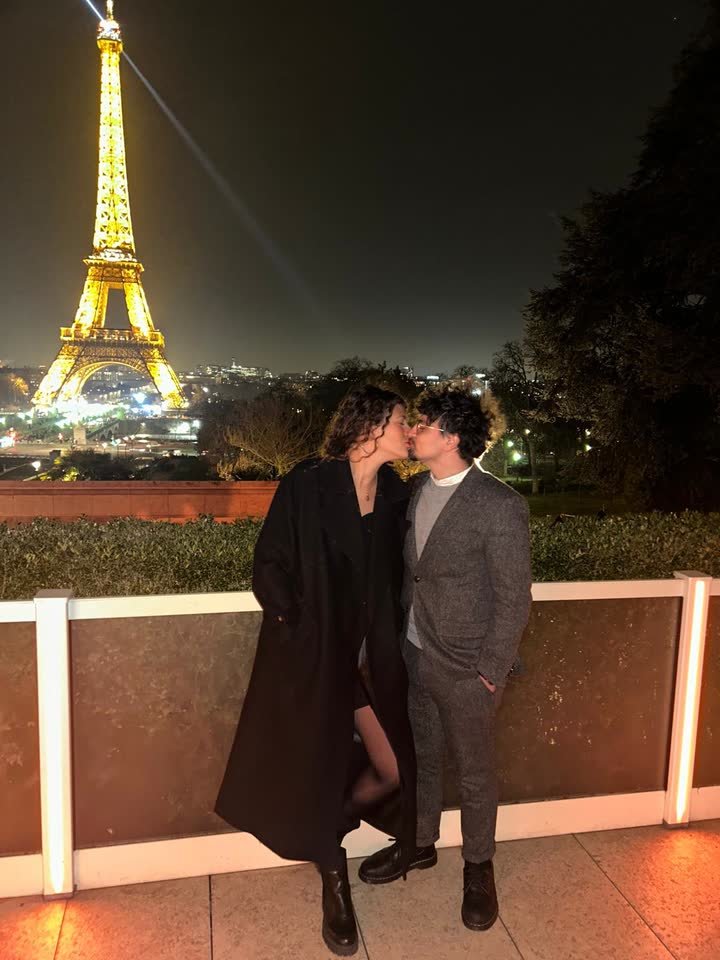 Dorah et Oscar s'embrassent face à la tour Eiffel illuminée