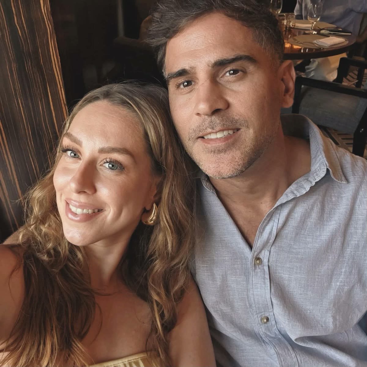 Lisa-Marie et Bertrand, souriants, joue contre joue